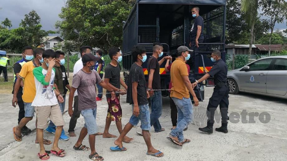 SUSPEK yang ditahan di Suang Parai dibawa ke IPD Kota Kinabalu untuk siasatan lanjut. FOTO Juwan Riduan