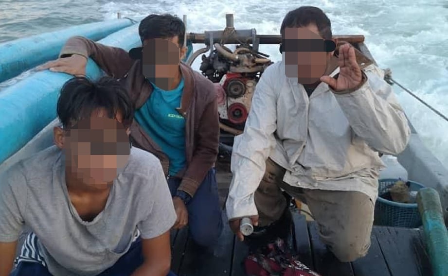 TIGA nelayan tempatan yang ditahan APMM Pulau Pinang kerana menangkap ikan menggunakan pukat rawa sorong di kedudukan 1.4 batu nautika barat laut Pulau Sayak, hari ini. FOTO ihsan APMM