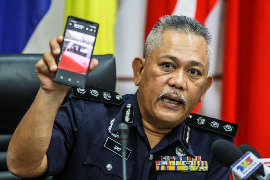ASISTEN Komisioner Mohd Said Ibrahim menunjukkan gambar cermin sebuah kereta yang pecah dan mempunyai kaitan dengan kes lelaki berkenaan.