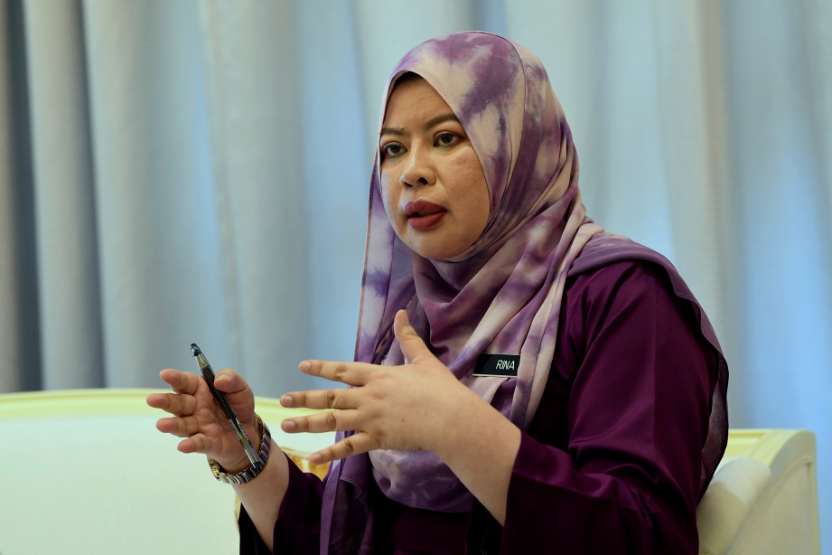 DATUK Seri Rina Mohd Harun semasa ditemu bual mengenai Pelan Jana Semula Ekonomi Negara (PENJANA) di KPWKM baru-baru ini.  FOTO Bernama