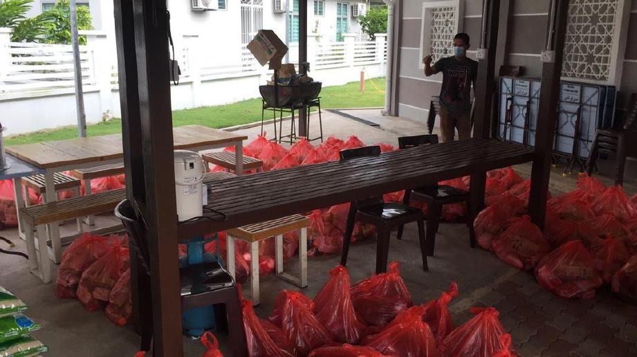 BEKALAN makanan untuk penduduk yang terjejas di kawasan Temco di Amanjaya Sungai Petani sudah mula diagihkan. FOTO ihsan Pembaca