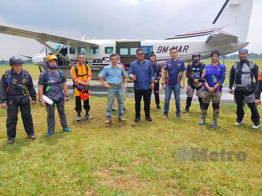 KHAIRUL (lima dari kiri) serta Amrul Nizar Anuar (empat dari kanan) bergambar bersama sebahagian perserta 'Merdeka Jump' 2020 di Lapangan Terbang Tekah, Taiping. FOTO Muhammad Zulsyamini Sufian Suri