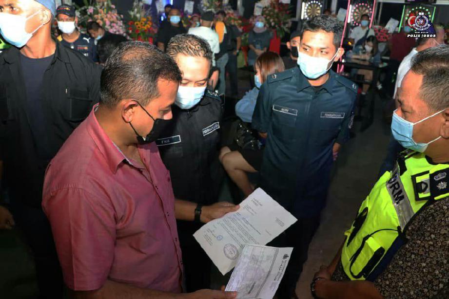 DATUK Ayob Khan Mydin Pitchay menyertai operasi pusat hiburan haram dengan seramai 121 pengunjung sebuah pusat hiburan yang sedang berhibur, dalam serbuan malam tadi. FOTO ihsan Polis Johor