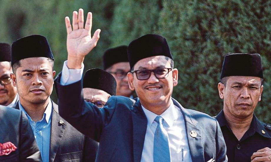DATUK Seri Ahmad Faizal Azumu meninggalkan Istana Kinta selepas menyembah maklumkan mengenai peletakkan jawatannya sebagai Menteri Besar Perak kepada Sultan Perak Sultan Nazrin Shah hari ini. FOTO Bernama