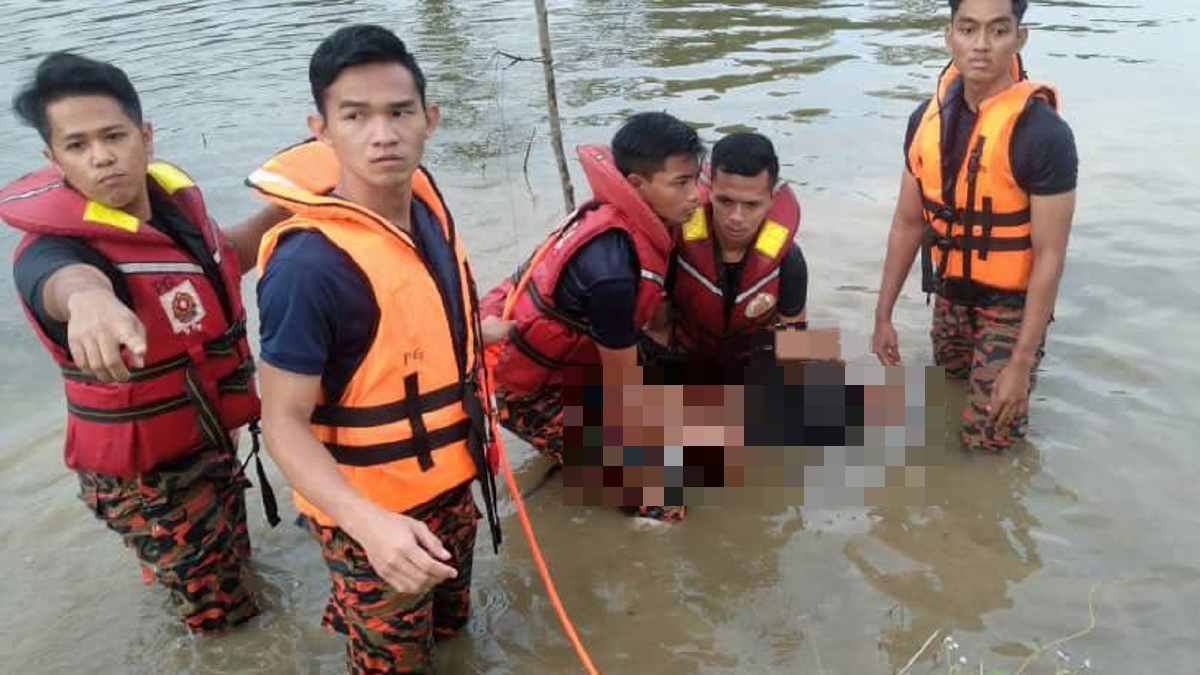 PASUKAN bomba mengangkat mayat mangsa yang ditemukan lemas di sungai berhampiran jalan Nilam 1 Taman Cendana Pasir Gudang di sini hari ini. FOTO Ihsan Bomba