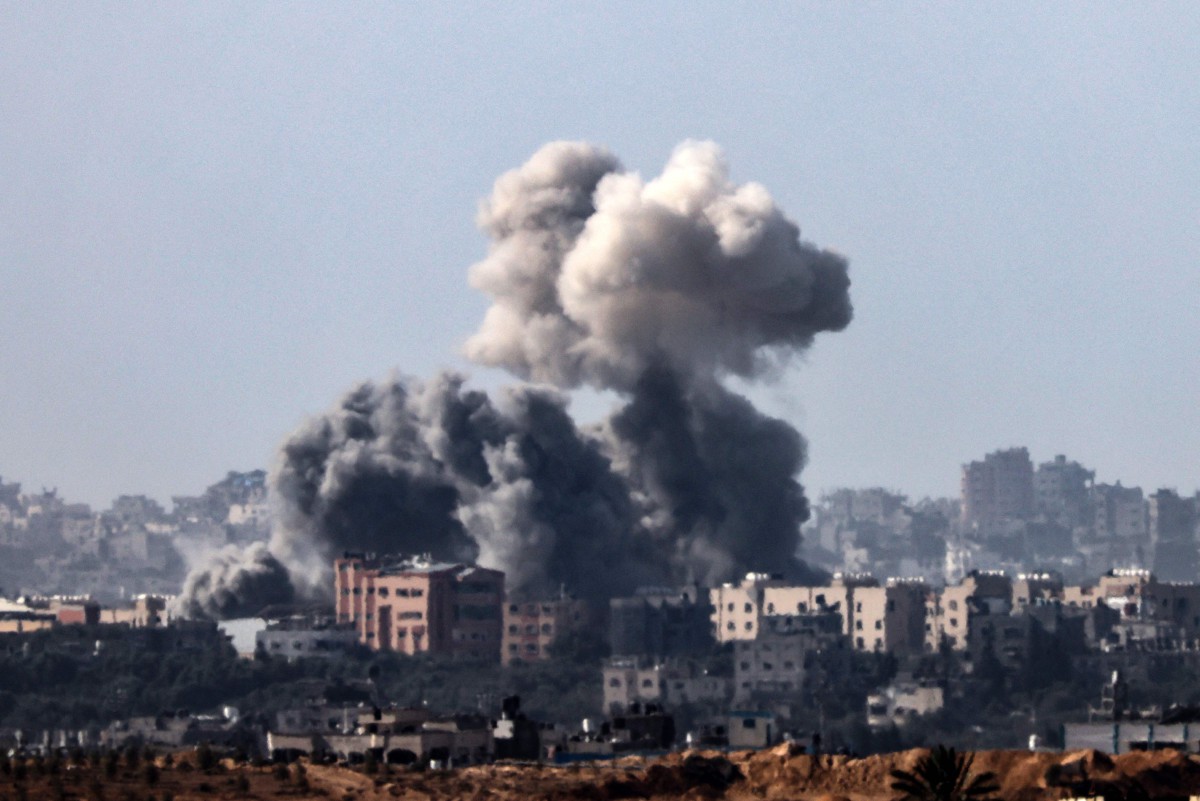 Gambar yang diambil dari sempadan Israel dengan Semenanjung Gaza pada 10 November 2023, menunjukkan asap mengepul di atas bangunan semasa serangan Israel di bahagian utara enklaf Palestin, di tengah-tengah pertempuran berterusan antara Israel dan Hamas. FOTO AFP
