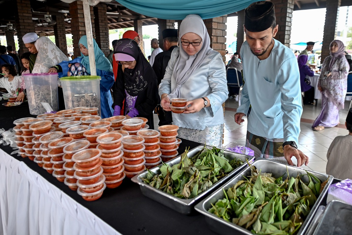 Orang ramai tidak melepaskan peluang menghadiri pada majlis rumah terbuka sempena Hari Raya Aidilfitri di Kediaman Rasmi Menteri Besar Terengganu, hari ini. FOTO BERNAMA