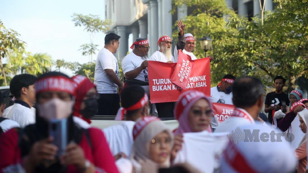 Sebahagian daripada penyokong yang hadir untuk memberi sokongan kepada bekas Perdana Menteri dan Presiden BERSATU, Tan Sri Muhyiddin Yassin, di perkarangan Kompleks  Mahkamah Kuala Lumpur. FOTO EIZAIRI SHAMSUDIN