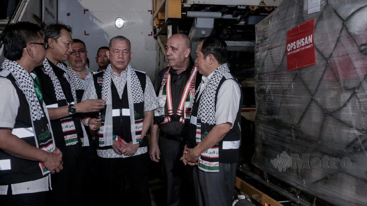 Datuk Seri Fadillah Yusof (tengah), ketika menerima penerangan dari Pengerusi Sekretariat Ops Ihsan, Jismi Johari mengenai barang keperluan yang akan dihantar ke Palestin ketika Program Pelepasan Penghantaran ke-2 Bantuan Kemanusiaan OPS Ihsan ke Gaza di Sepang, malam ini. FOTO SADIQ SANI