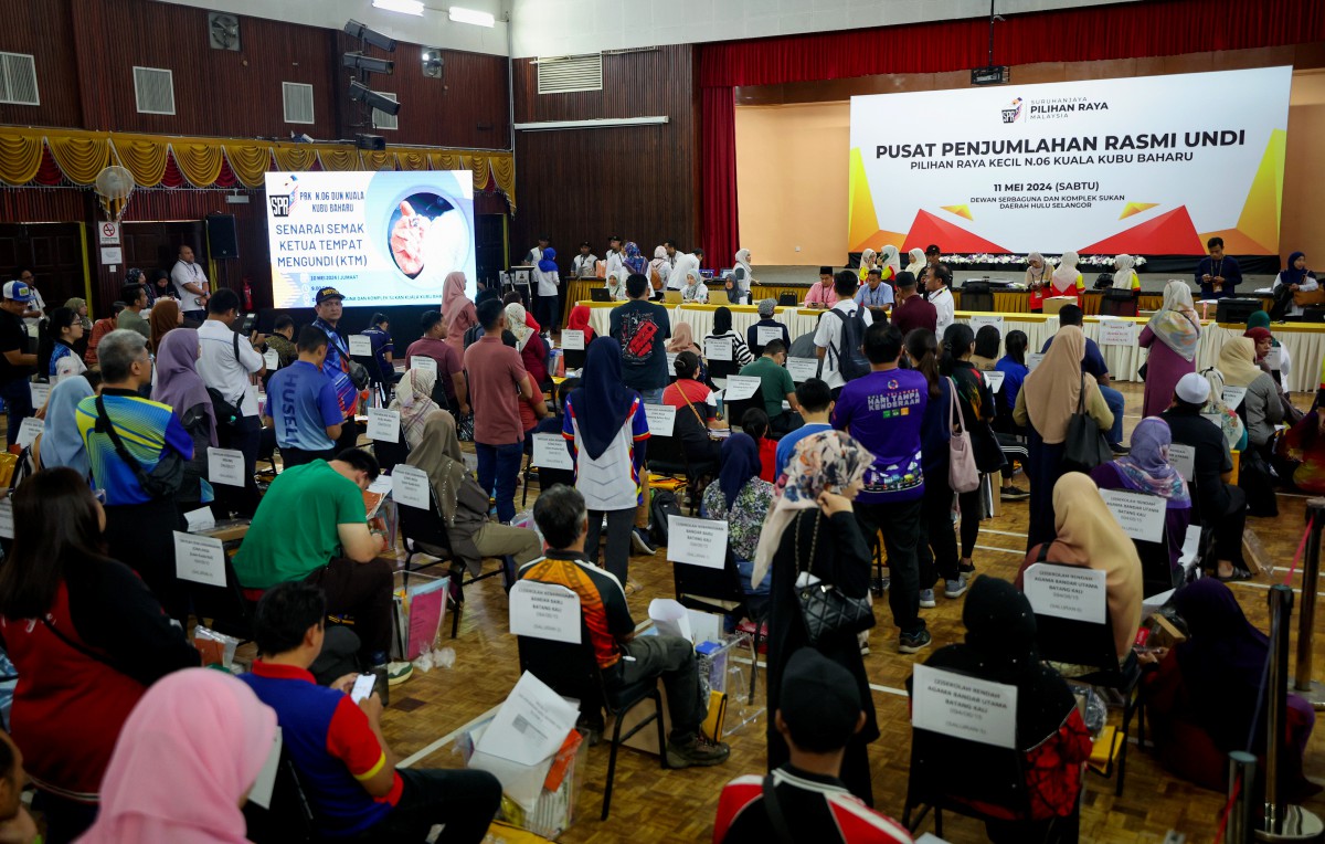 Petugas Suruhanjaya Pilihan Raya (SPR) membuat persiapan di Pusat Penjumlahan Rasmi Undi Pilihan Raya Kecil (PRK) Dewan Undangan Negeri (DUN) Kuala Kubu Baharu (KKB) di Dewan Serbaguna dan Kompleks Sukan Daerah Hulu Selangor hari ini. FOTO BERNAMA
