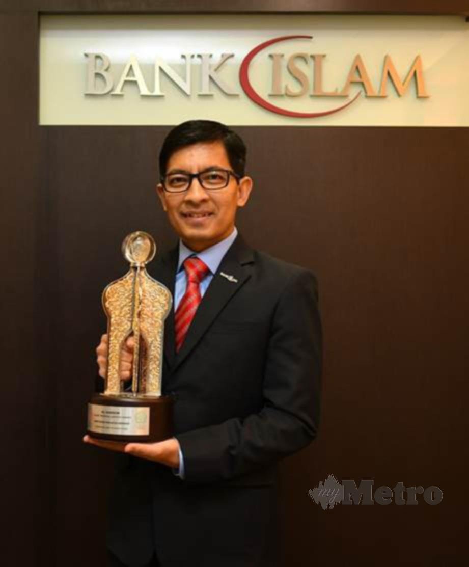 MOHD Muazzam mewakili Bank Islam menerima Anugerah AlMansor bagi Kecemerlangan Perkhidmatan Kewangan Islam di Anugerah Kecemerlangan Islam 1441H/2020.