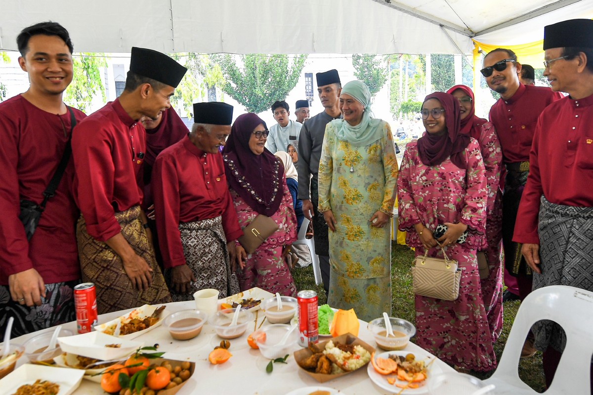 Tunku Ampuan Besar Tuanku Aishah Rohani Tengku Besar Mahmud (tengah) berkenan beramah mesra bersama tetamu yang menghadiri Majlis Istana Terbuka sempena Aidilfitri di Istana Besar Seri Menanti, hari ini. FOTO BERNAMA
