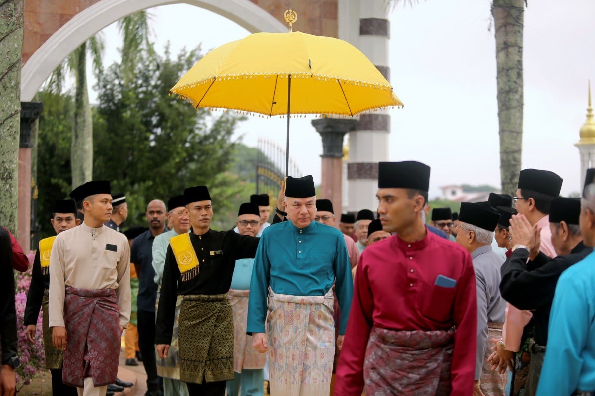 Sultan Perak Sultan Nazrin Shah berkenan berangkat tiba bagi menunaikan solat sunat Aidilfitri di Masjid Ubudiah, hari ini. FOTO BERNAMA