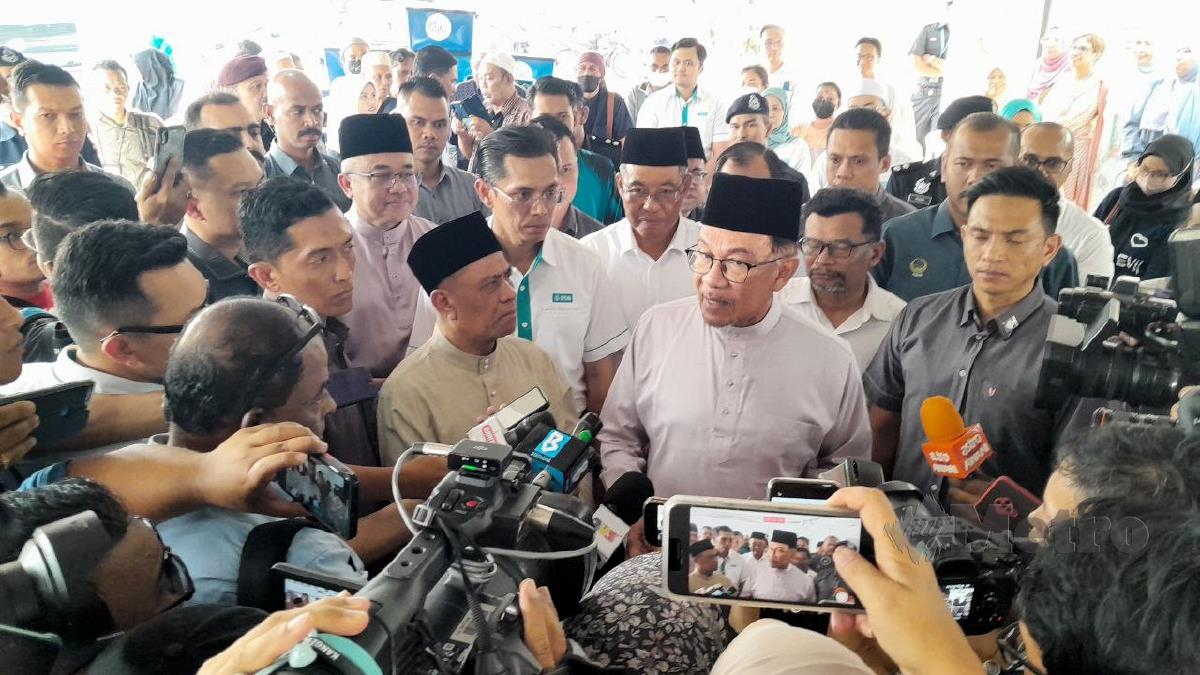 ANWAR ketika sidang media pada Program Sumbangan Rahmah (STR) Bank Simpanan Nasional Cawangan Bandar Meru Raya Ipoh Sempena Rahmah Ramadan Tambun bersama Anwar Ibrahim di Ipoh. FOTO L MANIMARAN