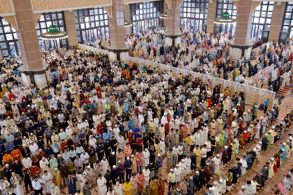 Ribuan umat Islam memenuhi Masjid Putra hari ini untuk menunaikan Solat Sunat Aidilfitri. 