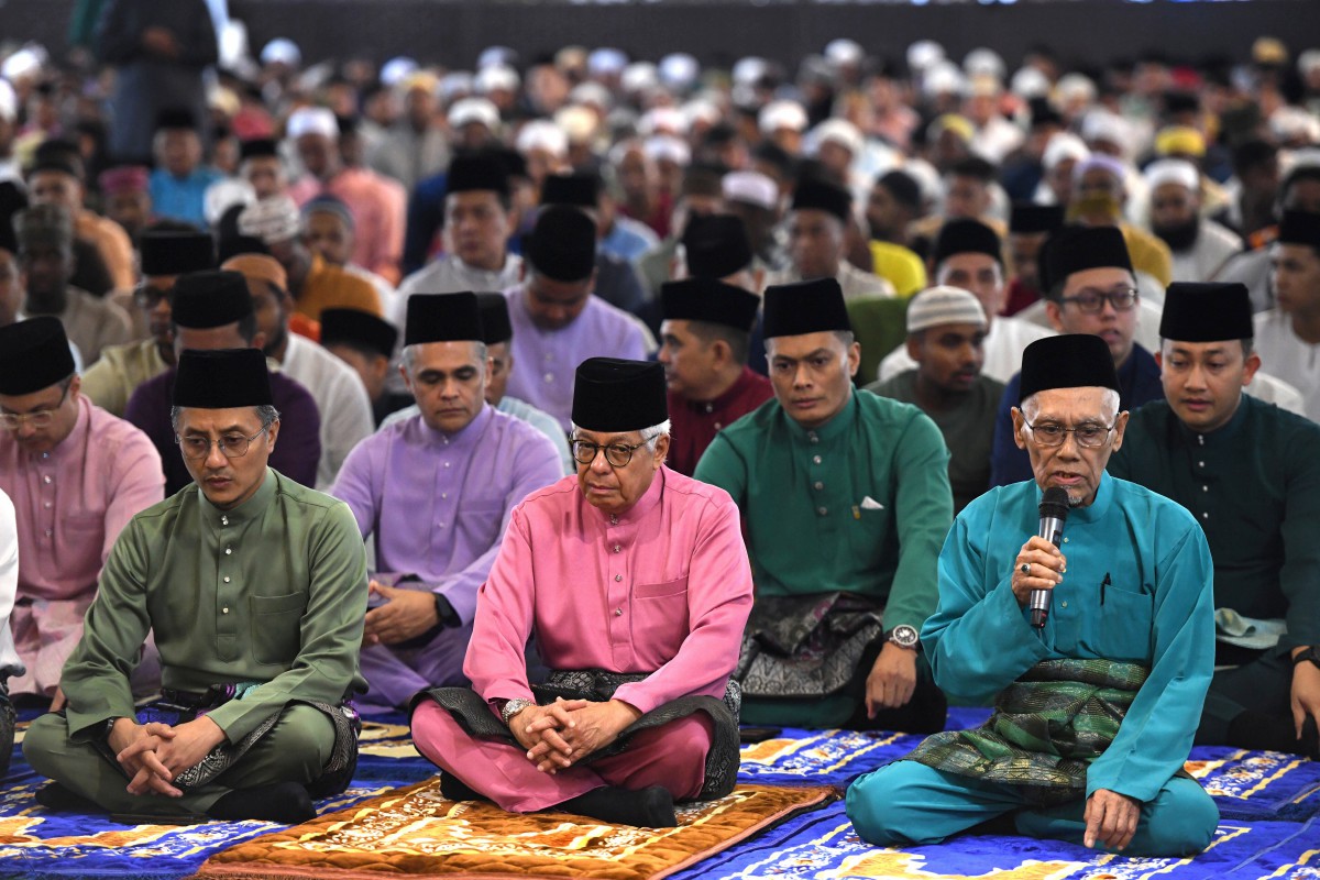 Yang Dipertua Negeri Pulau Pinang Tun Ahmad Fuzi Abdul Razak bertakbir dan menunaikan solat sunat Aidilfitri di Masjid Negeri Pulau Pinang di sini hari ini. FOTO BERNAMA