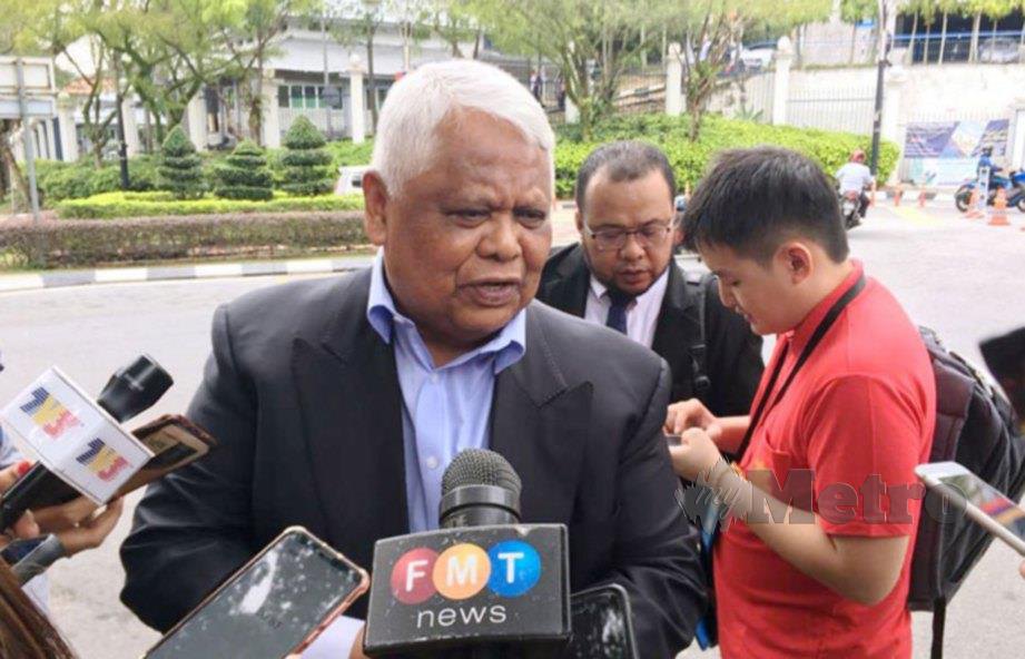 DATUK Mohd Tamrin ketika sidang media selepas selesai memberi keterangan kira-kira tiga jam kepada polis berhubung kenyataan berbaur hasutan terhadap Tunku Mahkota Johor, Tunku Ismail Sultan Ibrahim yang dimuat naik menerusi blog miliknya, di Bukit Aman.