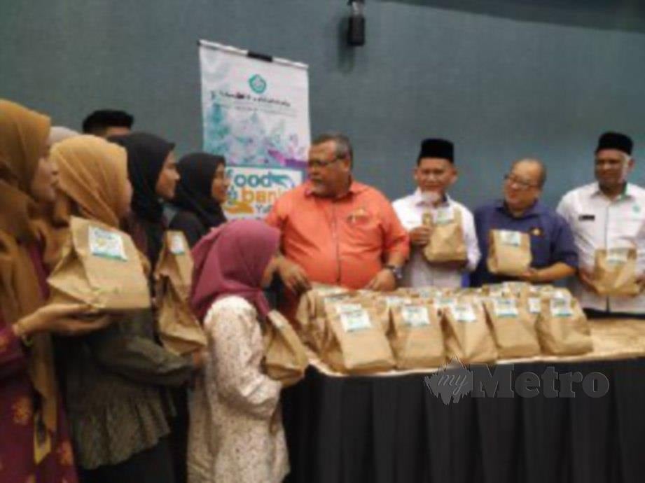 AMINOLHUDA (empat dari kiri) melancarkan program Foodbank Yayasan pembangunan ekonomi islam malaysia (Yapeim)1.0 di Kolej Yayasan Pelajaran Johor (KYPJ), di sini, tadi. FOTO Omar Ahmad