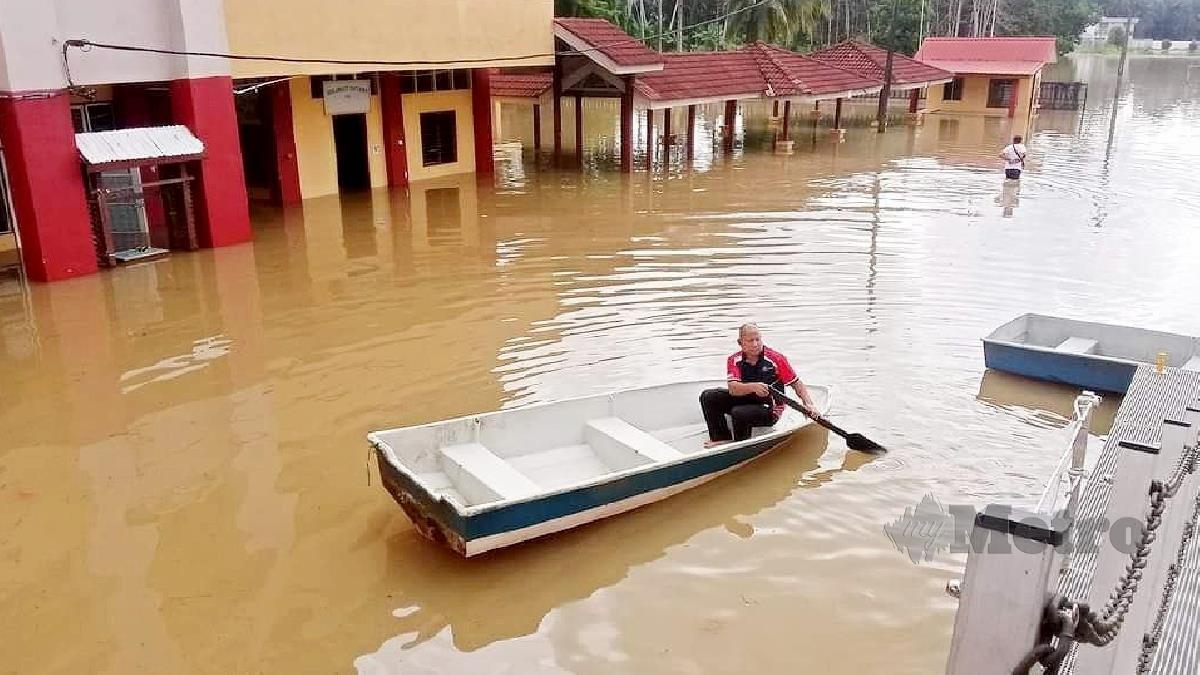 KAWASAN Sekolah Kebangsaan (SK) Temai kini ditenggelami banjir sedalam satu meter. FOTO MOHD RAFI MAMAT