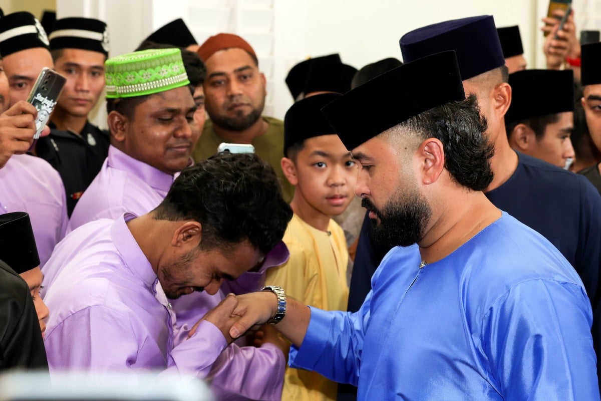 Pemangku Sultan Johor Tunku Mahkota Ismail (kanan) berkenan bersalaman bersama jemaah yang selepas menunaikan solat sunat Aidilfitri di Masjid Negeri Sultan Abu Bakar hari ini. FOTO BERNAMA