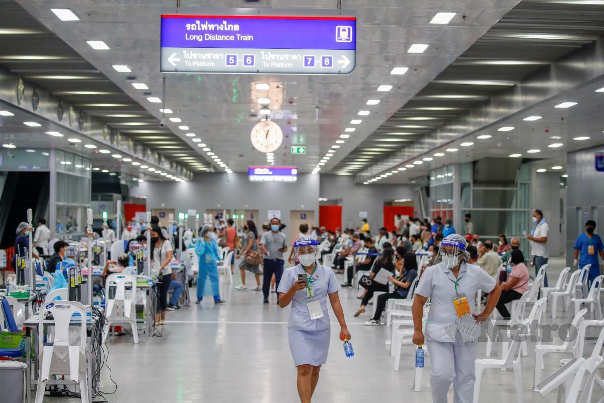 Kakitangan kesihatan memberikan vaksin Covid-19 AstraZeneca di Bang Sue Grand Station di Bangkok, Thailand. - FOTO EPA