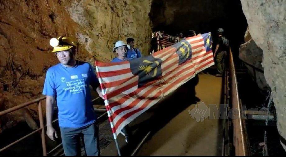 AZMAN ketika mengetuai Kontinjen sukarelawan membawa Jalur Gemilang sepanjang 1.22 kilometer hingga berjaya mencatat rekod mengkibarkan Jalur Gemilang terpanjang di dalam gua. FOTO Dziyaul Afnan Abdul Rahman