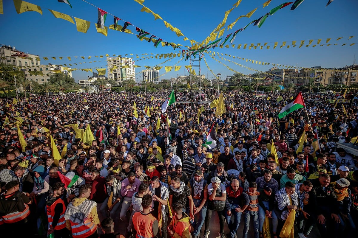Penyokong Fatah menyertai perhimpunan memperingati Yasser Arafat di Gaza City. - FOTO EPA