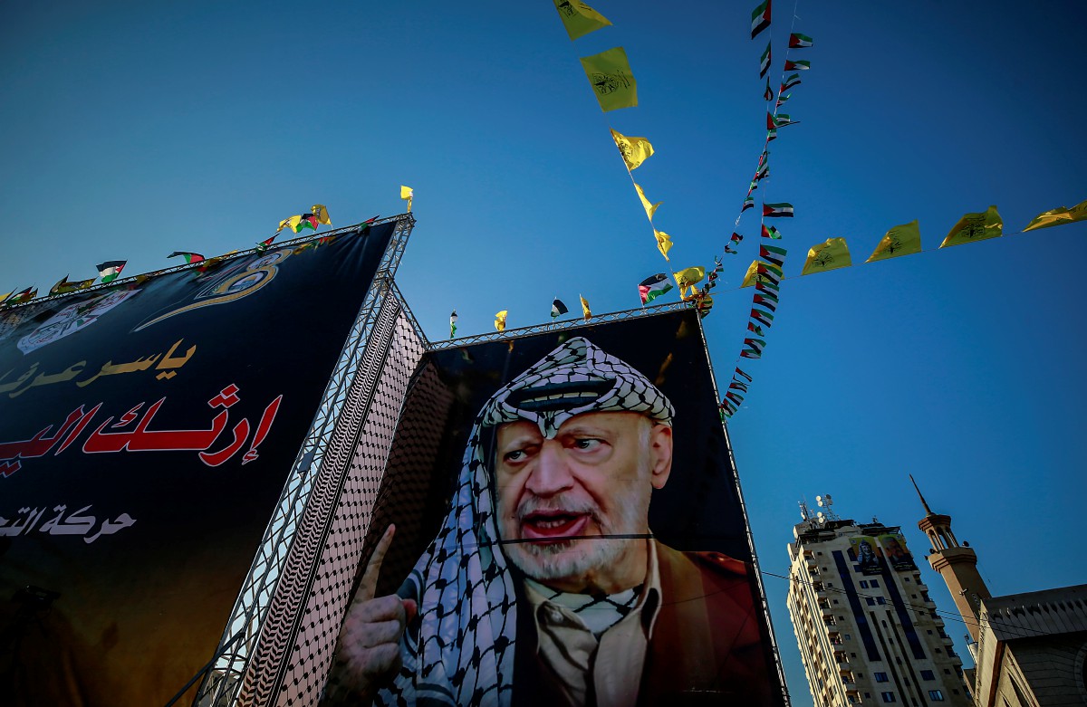 Poster gergasi memaparkan Yasser Arafat. - FOTO EPA