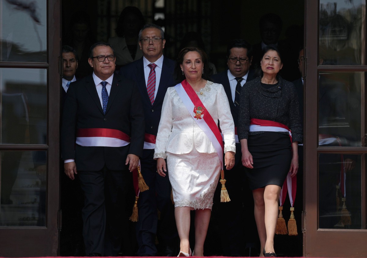 Presiden Peru, Dina Boluarte (berpakaian putih) bersama sebahagian anggota Kabinet baharu. - FOTO AP