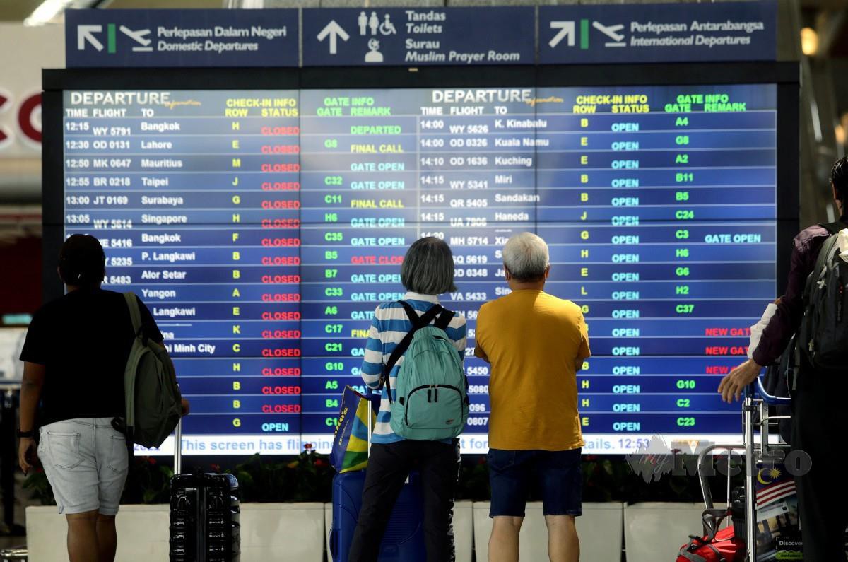 Sebahagian pengembara dalam dan luar negara di Lapangan Terbang Antarabangsa Kuala Lumpur (KLIA). - FOTO NSTP