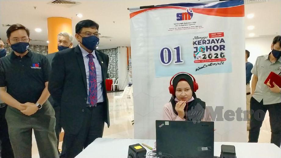IZHAR (dua dari kiri) melihat temuduga secara dalam talian oleh pencari kerja di Minggu Kerjaya Johor 2020 di Geleria @ Kotaraya. FOTO Omar Ahmad