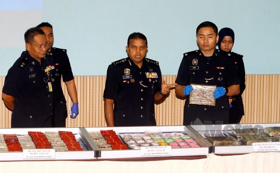 DATUK Ayob Khan Mydin Pitchay (tengah) menunjukkan sebahagian daripada dadah yang dirampas daripada sendiket pengedaran dadah yang beroperasi di sekitar Johor Bahru. FOTO Zain Ahmed