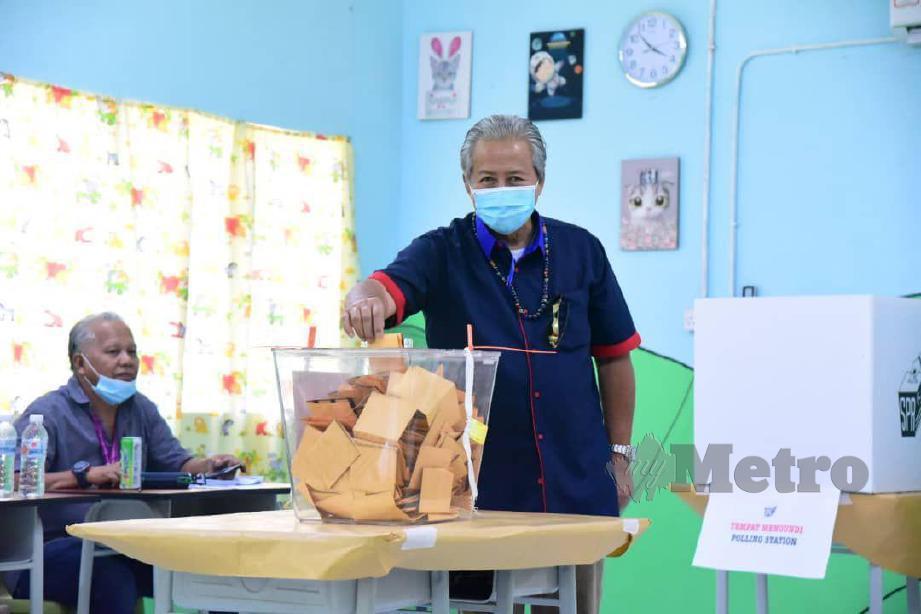 DATUK  Seri Anifah Aman mengundi di Sekolah Kebangsaan (SK) Kg Brunei, Membakut. FOTO Rafiqah Dahali