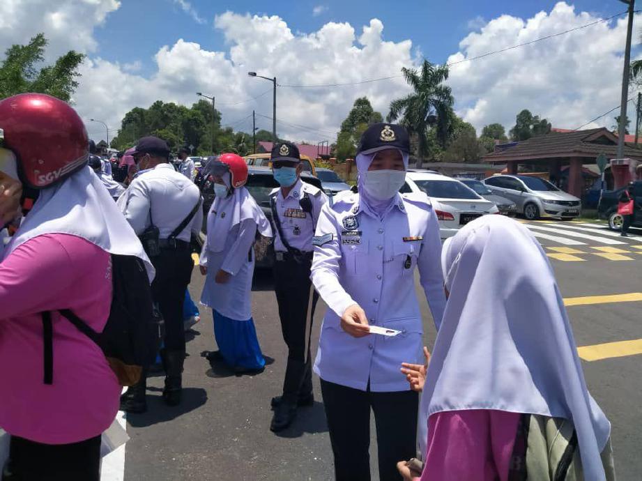 PEGAWAI dan anggota Jabatan Siasatan dan Penguatkuasaan Trafik (JSPT) Johor membuat pemeriksaan dalam Ops Didik di SMK Kulai Besar. FOTO ihsan JSPT JOHOR