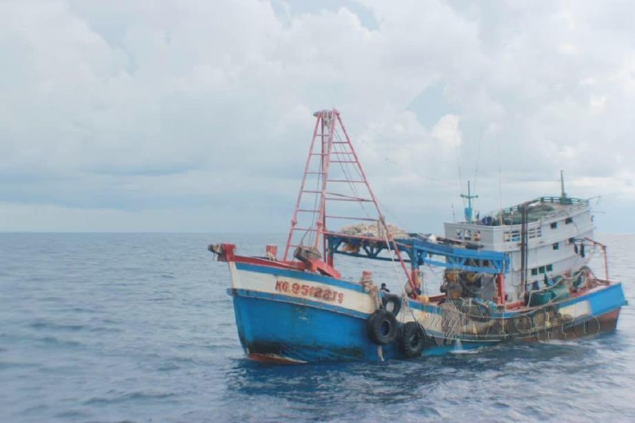 SALAH sebuah bot nelayan Vietnam yang ditahan dibawa masuk ke Jeti APMM Kemaman. FOTO Rosli Ilham