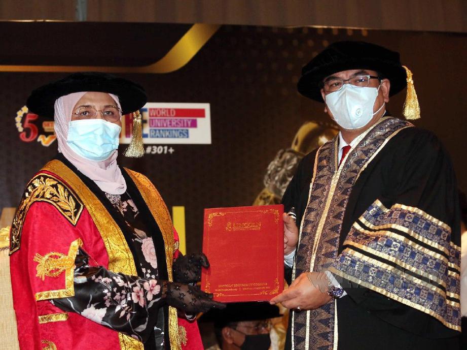 DATUK Seri Utama Haji Sulaiman Md Ali menerima anugerah PhD dalam bidang Pengurusan yang disampaikan oleh Prof Datuk Dr Bibi Florina Abdullah ketika Majlis Konvokesyen 2020 LUC. FOTO Muhd Asyraf Sawal