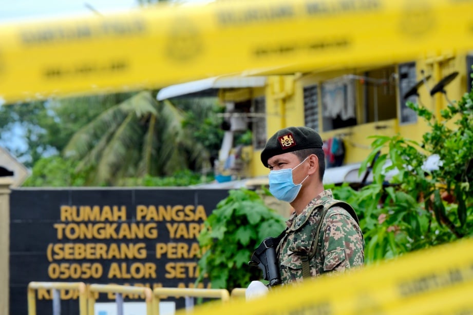 ANGGOTA pasukan keselamatan mengawal laluan keluar dan masuk rumah Pangsa Tongkang Yard. FOTO Bernama