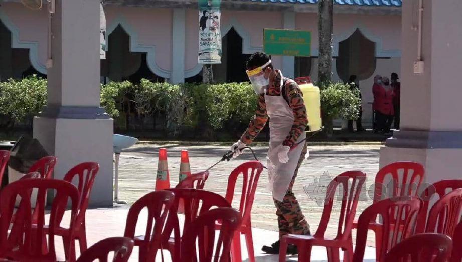ANGGOTA bomba sedang melakukan proses sanitasi di Jabatan Hal Ehwal Agama Terengganu (JHEAT) dan Pejabat Agama Daerah Kuala Terengganu. FOTO Zatul Iffah Zolkiply