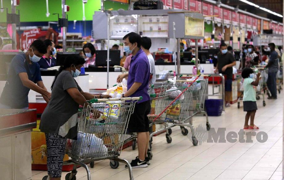 ORANG ramai mula berpusu-pusu untuk membeli bekalan barangan keperluan harian ketika tinjauan di Pasaraya NSK, Taman Sentosa, Klang. FOTO Muhd Asyraf Sawal