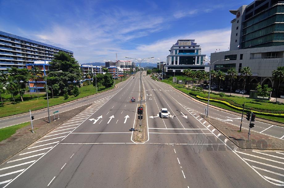 KEADAAN aliran trafik di sekitar pusat bandar Kota Kinabalu pada hari pertama PKPB di tiga daerah iaitu Kota Kinabalu, Penampang dan Putatan. FOTO Mohd Adam Arinin