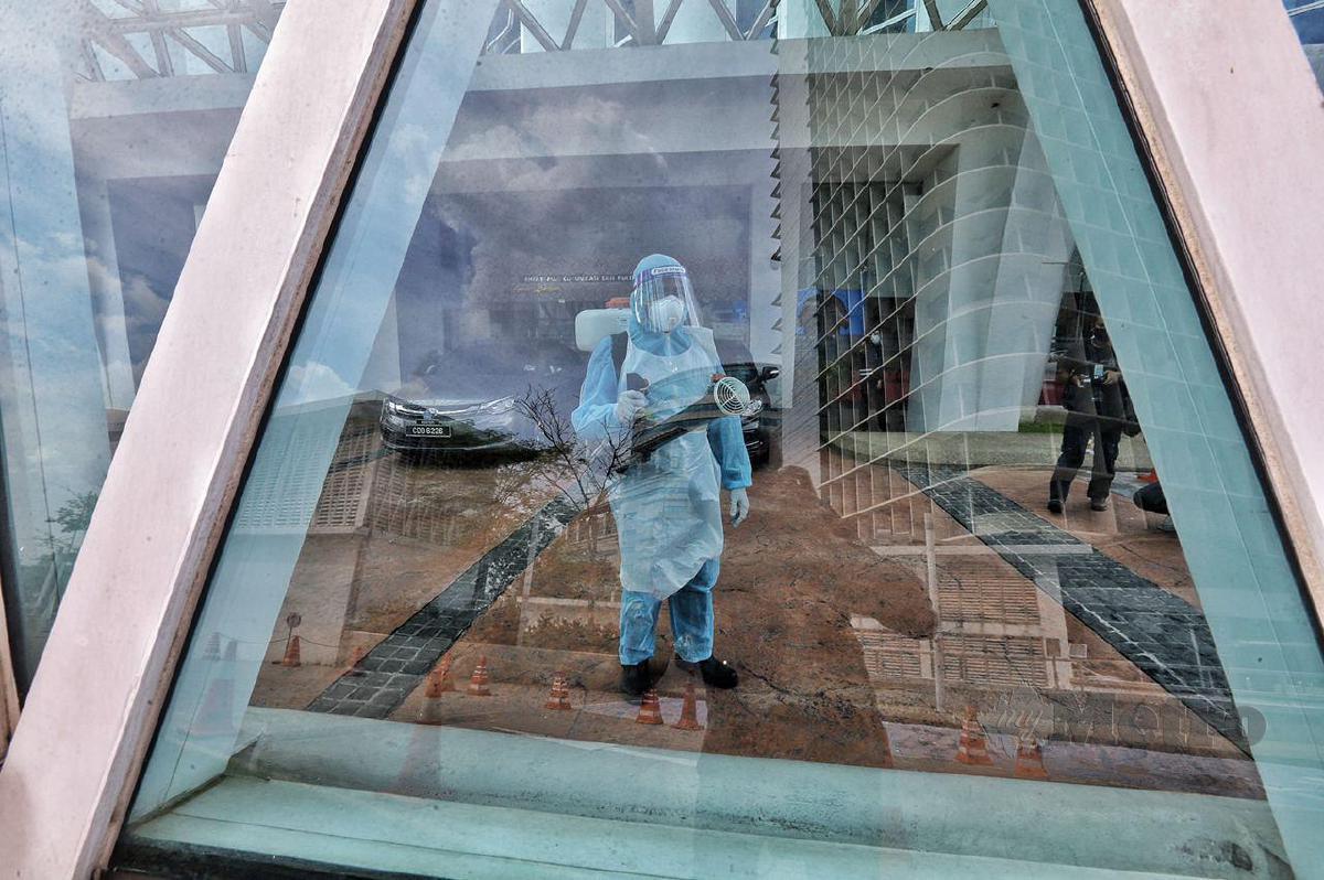 ANGGOTA Bomba dan Penyelamat Malaysia bersama kakitangan Pejabat Kesihatan Daerah Putrajaya melakukan kerja-kerja sanitasi awam di sekitar pejabat kerajaan Presint 4, Putrajaya. FOTO Mohd Fadli Hamzah