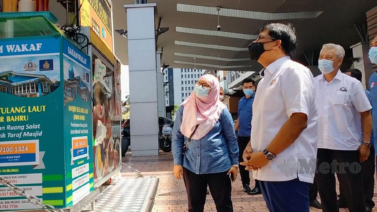 MOHD Izhar (Kanan) meninjau perniagaan food truck pada Majlis Penyerahan Surat Kelulusan Program 3P di Angsana Johor Bahru Mall. FOTO Omar Ahmad