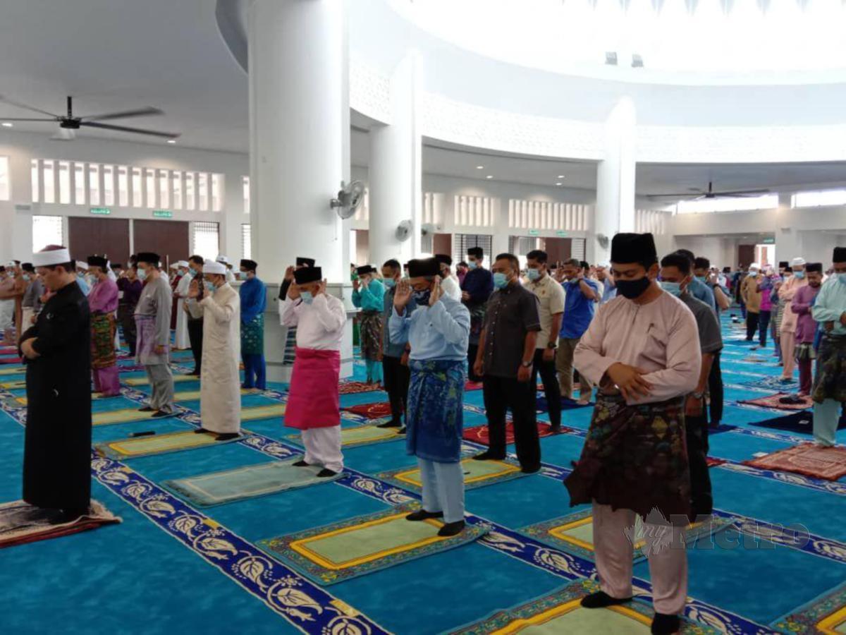 PERDANA Menteri  menunaikan solat Jumaat di Masjid Haji Muhammad Yassin, di Hab Pendidikan Tinggi Pagoh (HPTP) di Bandar Universiti Pagoh di sini, hari ini. FOTO Essa Abu Yamin