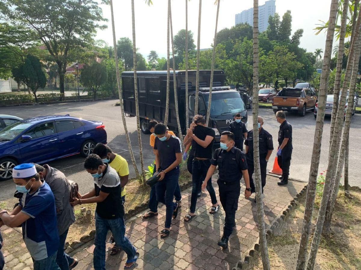 SEMBILAN lelaki termasuk enam pemegang kad UNHCR dan tiga penduduk tempatan dibawa ke Mahkamah Bukit Mertajam, Pulau Pinang pagi ini untuk menghadapi tuduhan penculikan. FOTO Audrey Dermawan