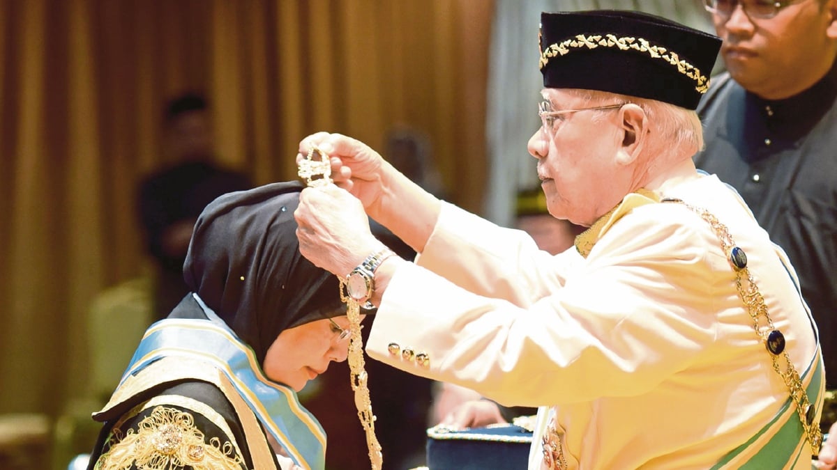 TUN Abdul Rahman Abbas (kanan) pada Majlis Istiadat Penganugerahan Darjah Kebesaran, Bintang dan Pingat Kehormatan Negeri Pulau Pinang, tahun 2019.