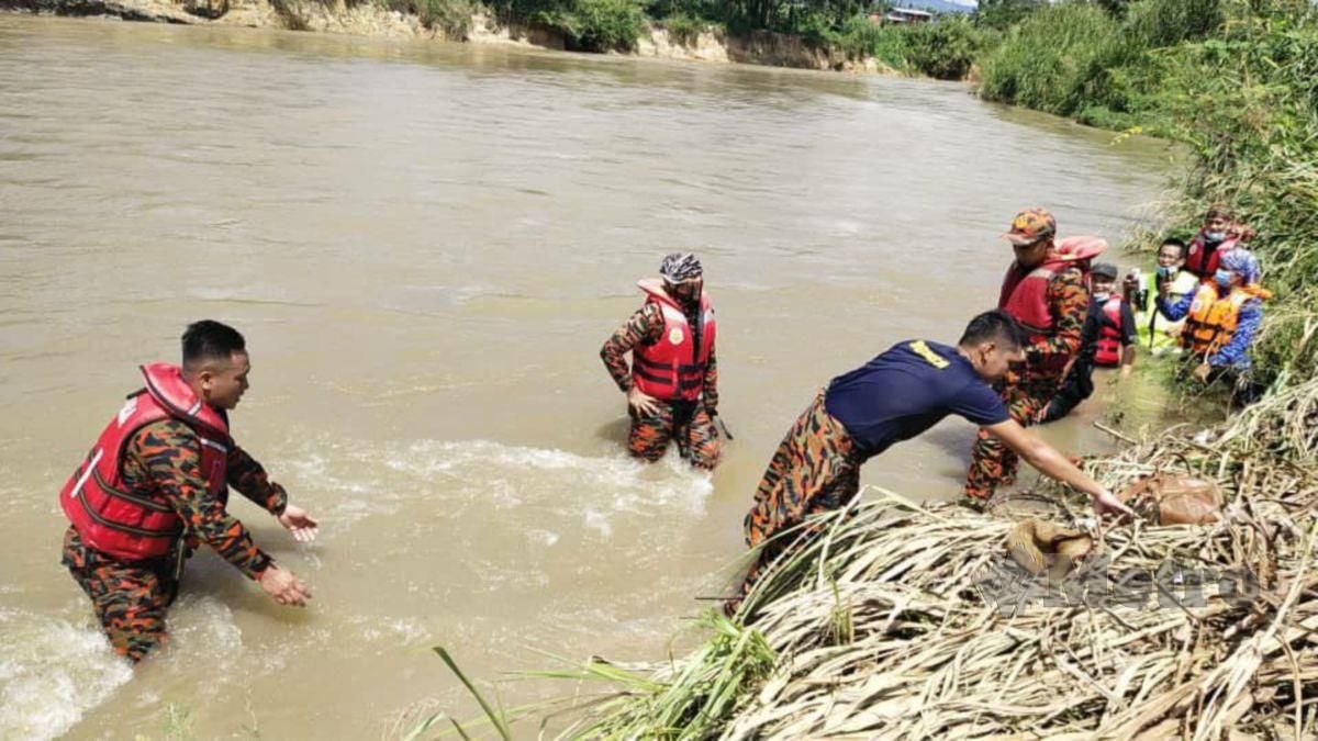 PASUKAN penyelamat melakukan pencarian di kawasan tebing Sungai Pegalan, Keningau. FOTO Juwan Riduan