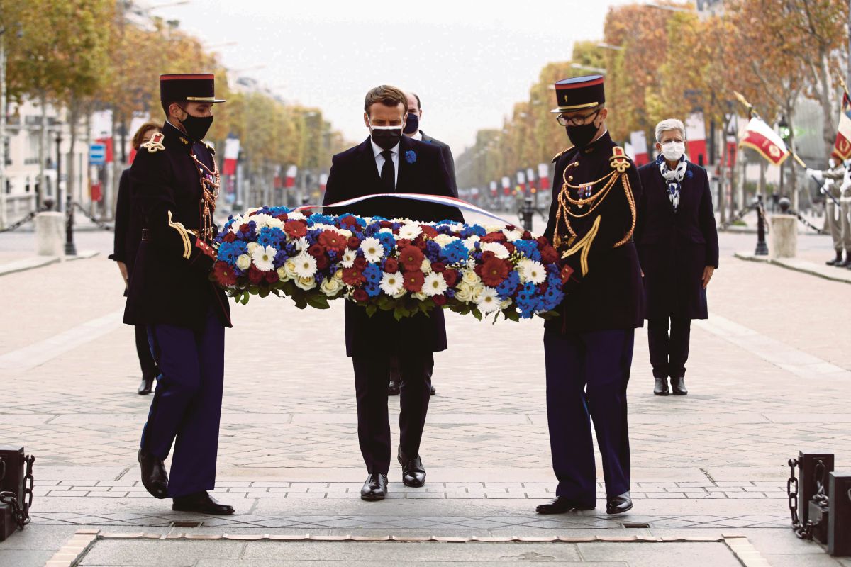 UPACARA di Arc de Triomphe sebagai sebahagian daripada peringatan yang menandakan ulang tahun ke-102 gencatan senjata 11 November 1918, yang mengakhiri Perang Dunia I (WWI). FOTO AFP