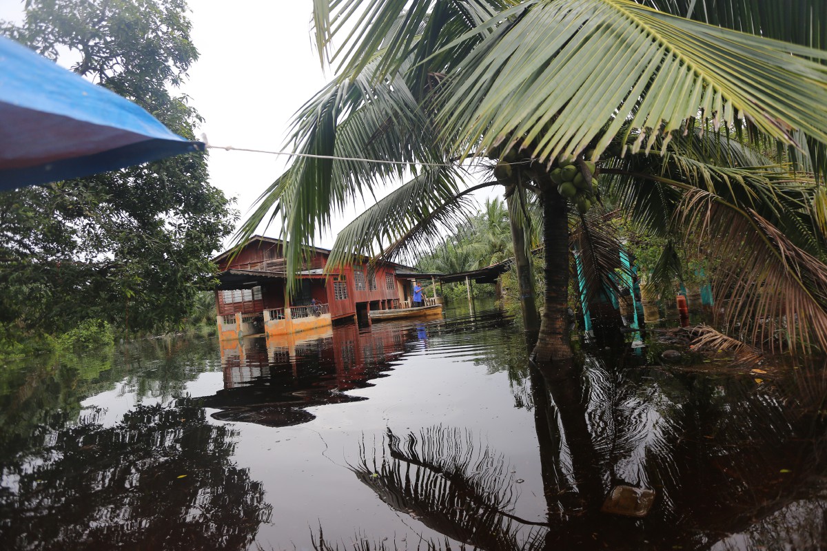Keadaan air termenung di halaman rumah mangsa banjir ketika tinjauan di Matang Pasir Changkat Lobak hari ini. FOTO BERNAMA