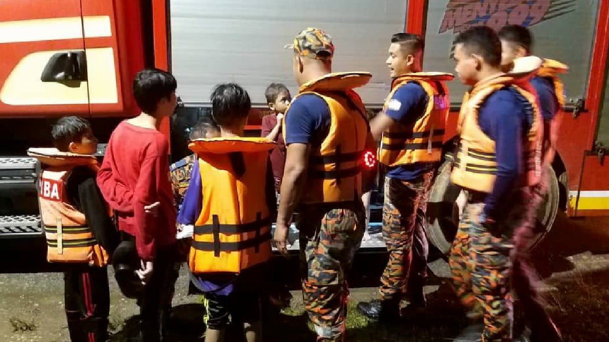 Pasukan Bomba berjaya memindahkan mangsa banjir di Kampung Padang. FOTO IHSAN BOMBA