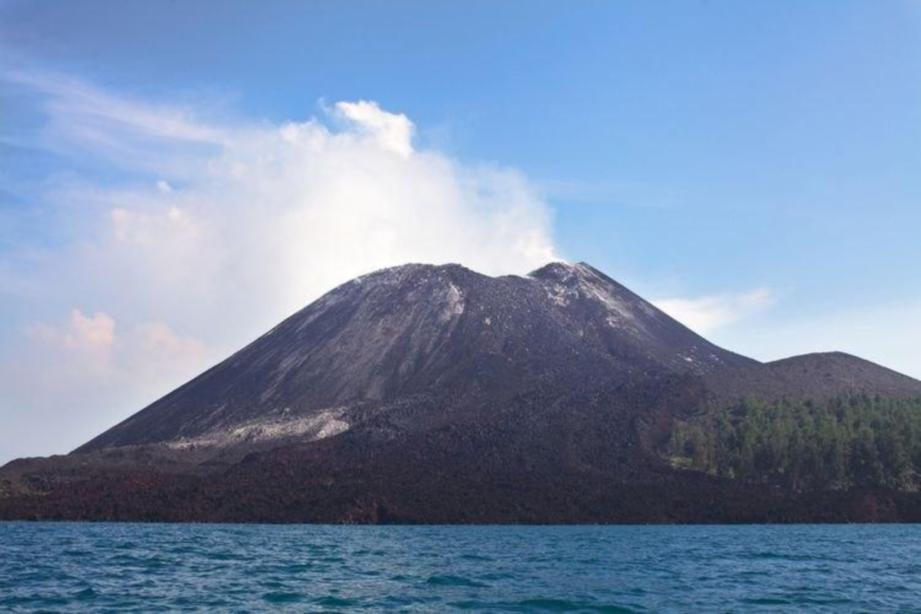 GUNUNG berapi Anak Krakatau di Lampung meletus malam tadi. FOTO Agensi